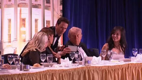 O momento em que Trump é retirado à pressa por agentes após atirador abrir fogo