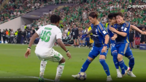 A pior jogada ensaiada de sempre? Canto curto na final da Champions Asiática acaba com... choque de cabeças