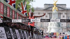 Sabastian Sawe corta a meta na Maratona de Londres
