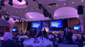 Imagens mostram convidados a protegerem-se debaixo das mesas após homem armado invadir jantar da Casa Branca 