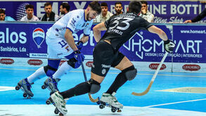 Os jogadores de OC Barcelos e Sporting em ação