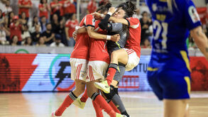 Jogadoras do Benfica a celebrar 
