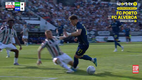 O lance do penálti que permitiu ao FC Porto adiantar-se na Amadora: Pietuszewski brilhou entre três defesas