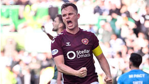 Hearts vence e lidera na Escócia