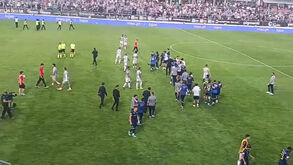 Apito final na Reboleira: alívio portista, cumprimento de Farioli ao 4.º árbitro e a alegria azul e branca