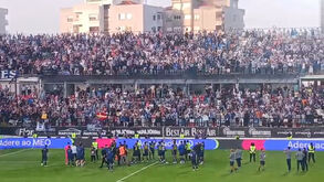 A grande festa entre jogadores e adeptos do FC Porto após a vitória na Amadora