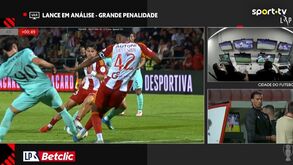 Árbitro viu imagens após ser alertado pelo VAR mas não considerou penálti para o Sporting neste lance