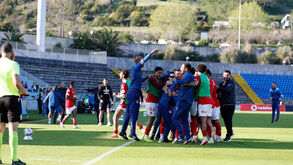 Jogadores do Santa Clara a celebrar 