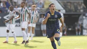 Deniz Gül festeja depois de marcar ao E. Amadora