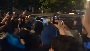 Carros de Farioli e Moffi abanados na festa no Dragão: avançado do FC Porto até entrou na brincadeira