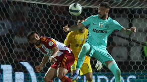 Debast disputa lance com jogador do AVS SAD