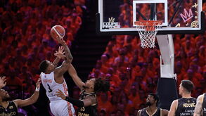 Travante Williams ataca o cesto frente ao Monaco