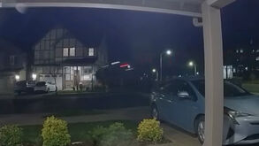 Camião 'voa' contra moradia nos EUA: casal e três filhos estavam em casa 