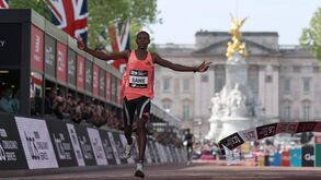 Queniano Sebastian Sawe correu maratona de Londres abaixo das duas horas