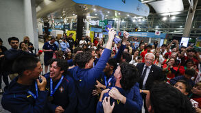 Seleção Nacional de sub-20 recebida em festa após conquistar o Europeu de futebol de praia