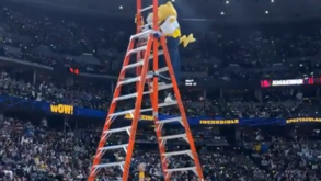 Mascote dos Nuggets faz lançamento de costas no topo de escada com 10 metros e o resto... é inacreditável