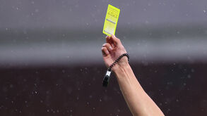 Árbitro mostra amarelo