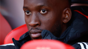 Lukebakio sentado no banco de suplentes do Benfica