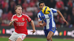 Schjelderup (à esquerda) e Alberto Costa (à direita) disputam o lance