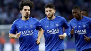 Jogadores do PSG aquecem para o jogo contra o Bayern Munique