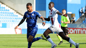 Lance entre dois jogadores durante o Feirense-Torreense