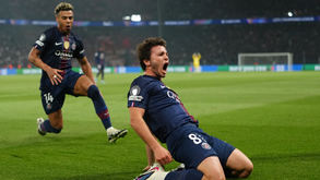 João Neves festeja golo frente ao Bayern Munique