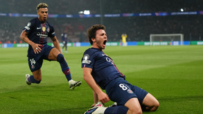 João Neves festeja golo frente ao Bayern Munique