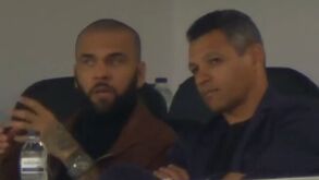 O futebol dá mesmo muitas voltas: Dani Alves e Derlei juntos a assistir ao Fafe-São João de Ver 