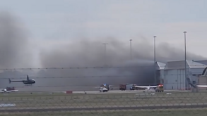 Dois mortos e vários feridos após avião colidir com hangar de aeroporto na Austrália
