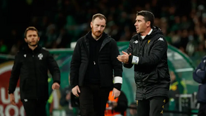 Bryant Lazaro ao lado de Ian Cathro em jogo contra o Sporting em Alvalade