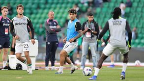 Jogadores do Sporting CP aquecem antes do jogo contra o Tondela