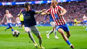 Jogo de futebol entre Atlético de Madrid e Arsenal na Liga dos Campeões