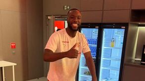 Sorriso no rosto, bota ortopédica e um carrinho para circular nas instalações do Sp. Braga: os dias de Niakaté após a rotura do Aquiles