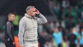 Rui Borges pondera durante o jogo