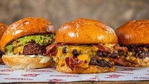 Hundred Burgers celebra tricampeonato mundial com novos hambúrgueres