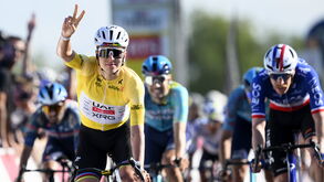 Tadej Pogacar lidera a prova