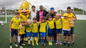 Jogadores do Estoril posam com os jovens do ISP British International School Cascais