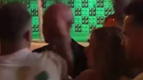 Michael van Gerwen envolvido em confusão num bar: estrela dos dardos leva soco na cara