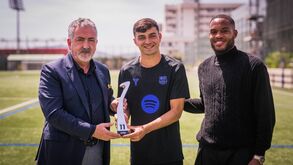 Joaquim Evangelista entrega prémio a Pedri 