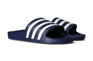 Chinelos Adidas azuis com as três riscas brancas, ideais para o verão
