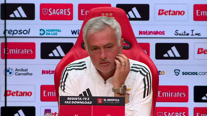 Mourinho reage às palavras de Hjulmand e atira «Querer aprender um idioma para comunicar melhor com os árbitros...»