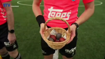 Liga da Lituânia substitui habitual moeda ao ar por uma batalha de ovos durante a Páscoa