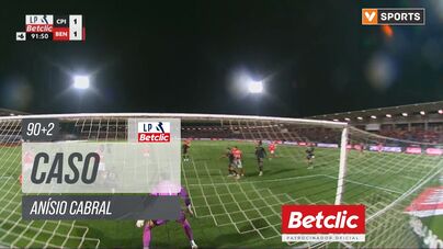 Benfica pediu penálti nos descontos: árbitro nada assinalou