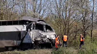Imagens mostram aparato no local onde TGV colidiu contra camião de transporte de veículos militares em França 