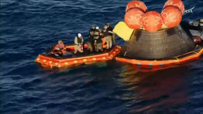 O momento em que os quatro astronautas da Artemis II são vistos pela primeira vez ao regressar à Terra