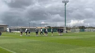 Luis Suárez com ligadura nos dedos: avançado protegido no último treino do Sporting antes da  viagem para Londres