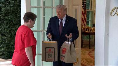 «Isto não parece encenado, pois não?»: Trump dá gorjeta de 100 dólares a estafeta por entregar McDonald’s na Sala Oval 