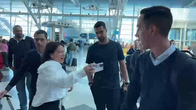 A partida do FC Porto para Inglaterra: Froholdt e Diogo Costa foram os mais solicitados pelos adeptos