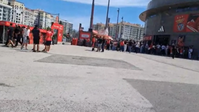 Centenas de adeptos na Luz prontos a rumar a Alvalade