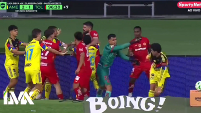 Apertões no pescoço e chapadas: jogo entre Toluca e América marcado por cenas de violência em pleno relvado